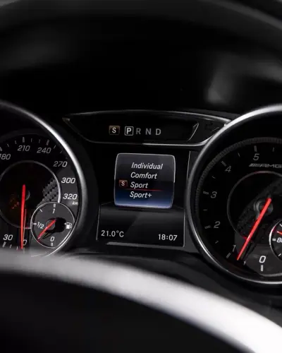 Mercedes-Benz CLA 45 AMG 2017 - 37950 EUR, 85000 km - AUTO.MOTO.pt - 85000km - foto 21 de 37