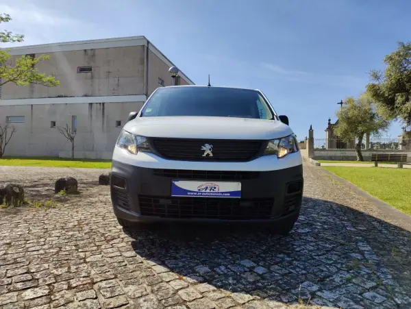 Peugeot Partner 1.5 BlueHDi Pro Standard 2021 - 13990 EUR, 113662 km - AUTO.MOTO.pt - 113662km - foto 2 de 10