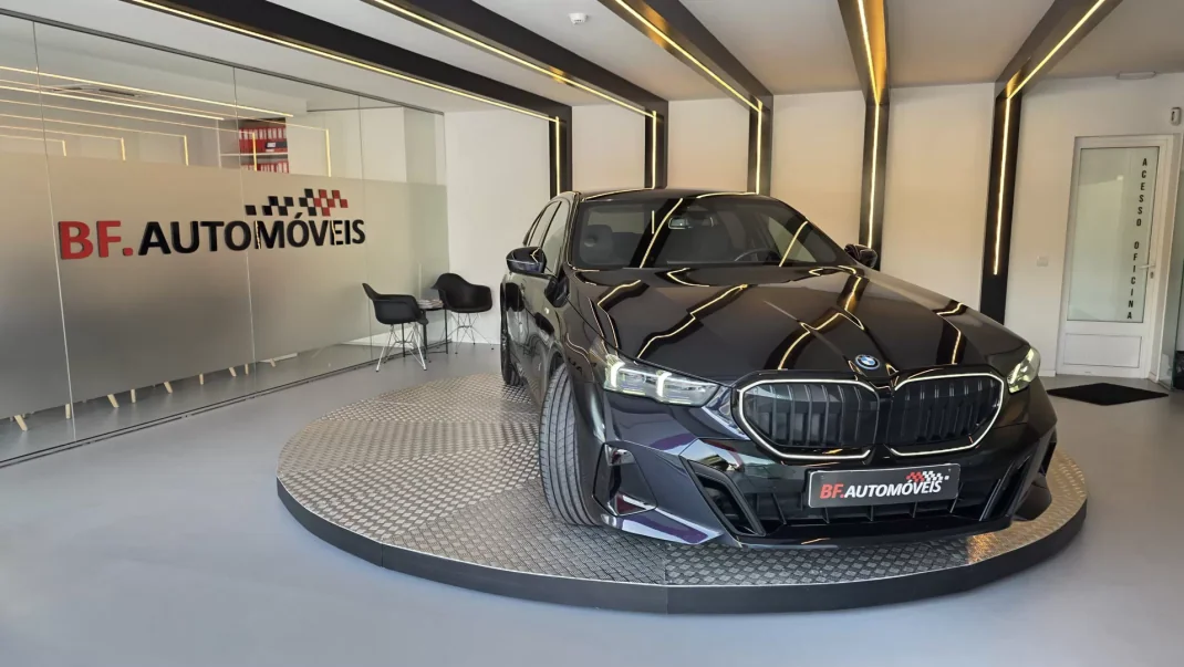 BMW 530e 2024 - 58900 EUR, 81874 km - AUTO.MOTO.pt - 81874km - foto 11 de 60