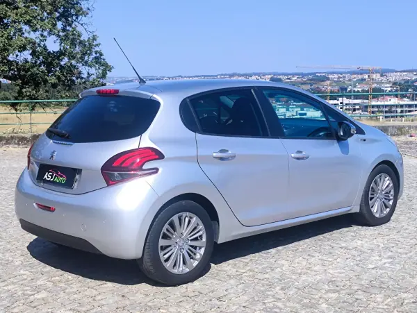 Peugeot 208 2017 - 7500 EUR, 183274 km - AUTO.MOTO.pt - 183274km - foto 7 de 23