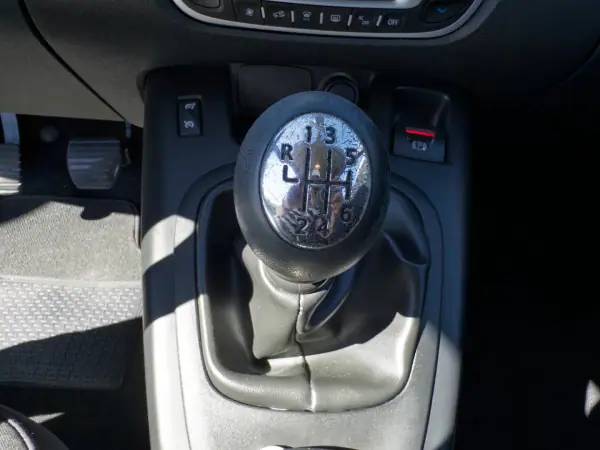 Renault Grand Scénic 2012 - 9500 EUR, 229000 km - AUTO.MOTO.pt - 229000km - foto 25 de 37