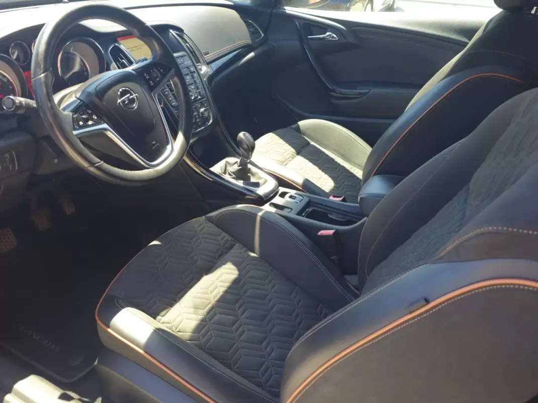 Opel Cascada 2017 - 14990 EUR, 76813 km - AUTO.MOTO.pt - 76813km - foto 9 de 16