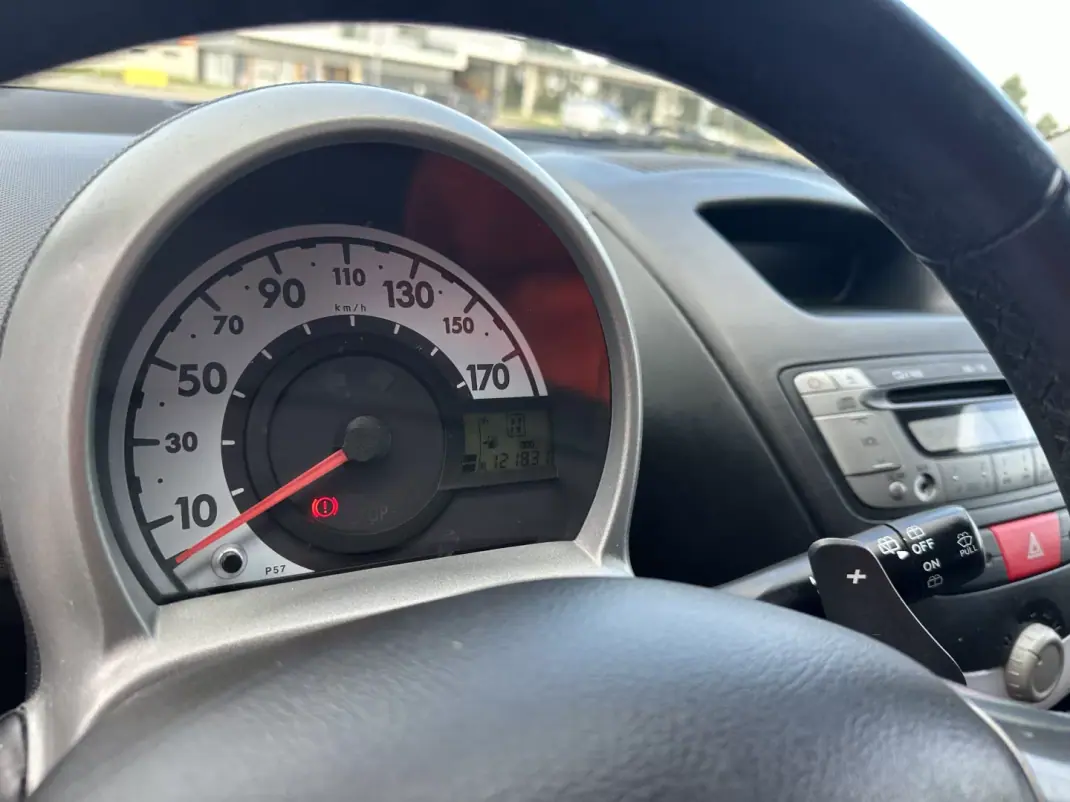 Toyota Aygo 2012 - 8290 EUR, 121000 km - AUTO.MOTO.pt - 121000km - foto 14 de 16