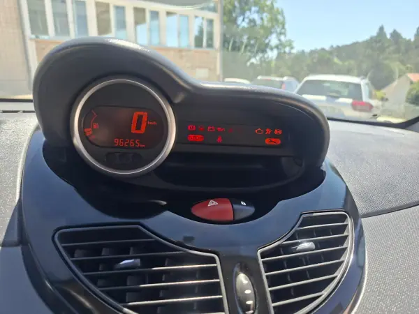 Renault Twingo 2014 - 6490 EUR, 93204 km - AUTO.MOTO.pt - 93204km - foto 11 de 17