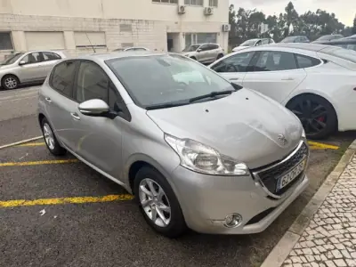 Peugeot 208 2014 - 7400 EUR, 116000 km - AUTO.MOTO.pt - 116000km - foto 10 de 26
