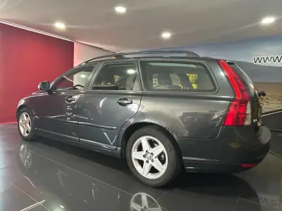 Volvo V50 2010 - 7500 EUR, 228247 km - AUTO.MOTO.pt - 228247km - foto 4 de 18