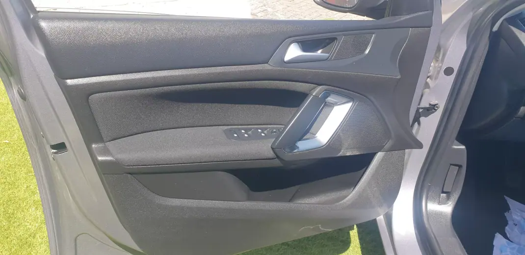 Peugeot 308 SW 2019 - 9950 EUR, 190000 km - AUTO.MOTO.pt - 190000km - foto 9 de 11