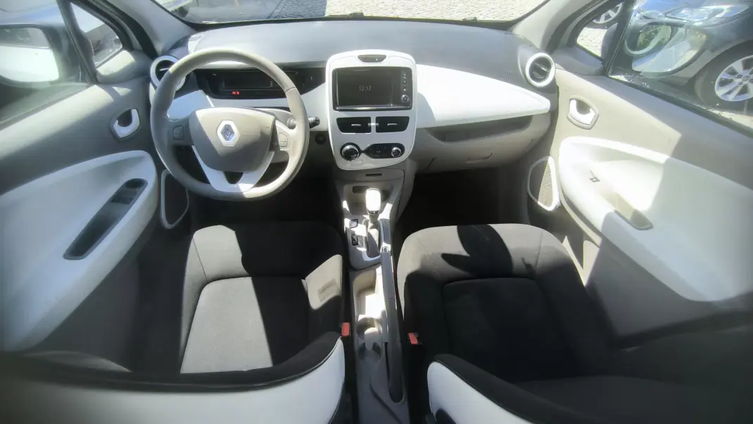 Renault Zoe 2017 - 8950 EUR, 117586 km - AUTO.MOTO.pt - 117586km - foto 8 de 8