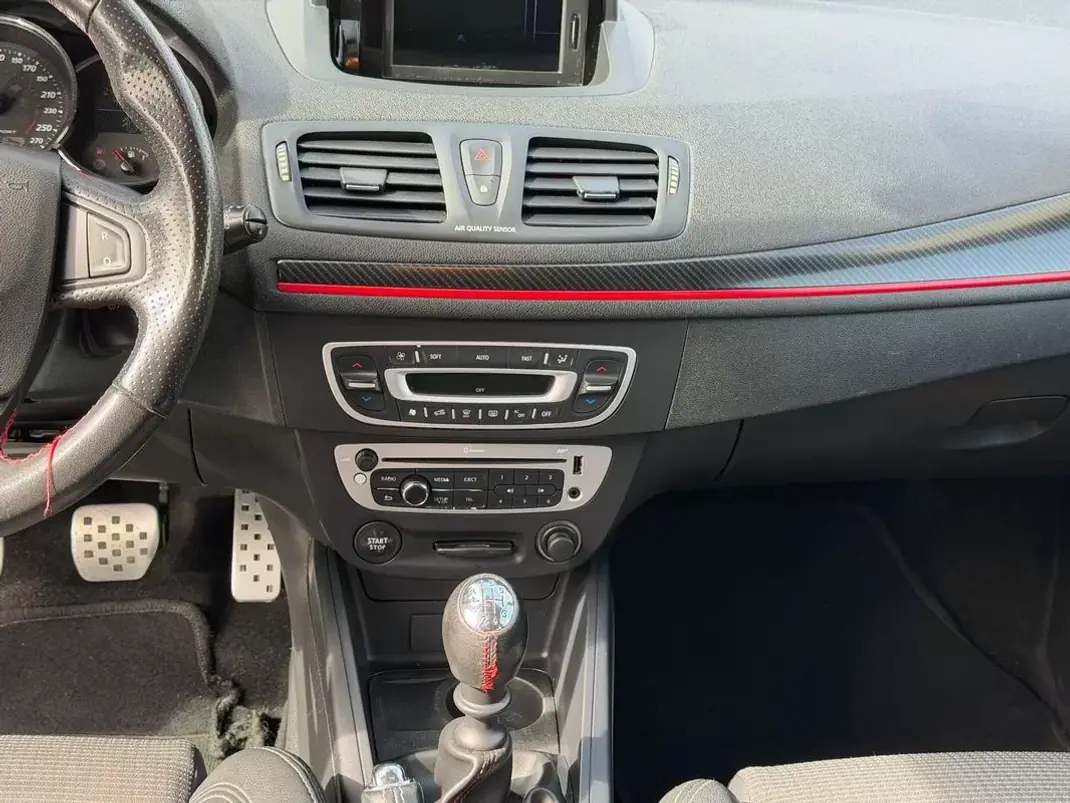 Renault Mégane 2010 - 5900 EUR, 215894 km - AUTO.MOTO.pt - 215894km - foto 10 de 22