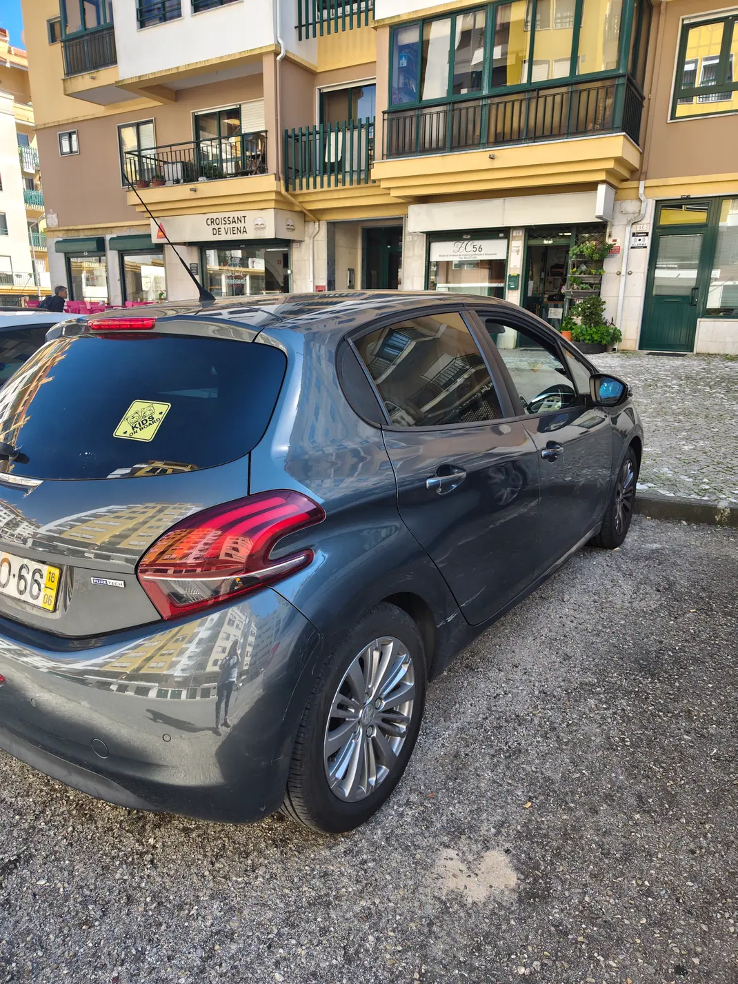 Peugeot 208 2016 - 8000 EUR, 90000 km - AUTO.MOTO.pt - 90000km - foto 5 de 8