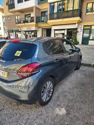 Peugeot 208 2016 - 8000 EUR, 90000 km - AUTO.MOTO.pt - 90000km - foto 5 de 8