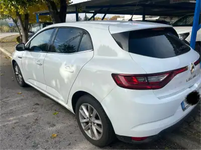 Renault Mégane 2016 - 12500 EUR, 101000 km - AUTO.MOTO.pt - 101000km - foto 4 de 10