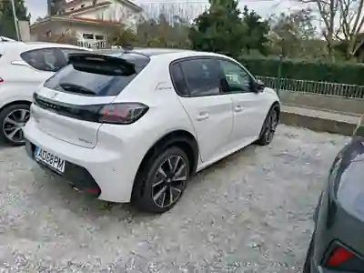 Peugeot 208 2020 - 14750 EUR, 43000 km - AUTO.MOTO.pt - 43000km - foto 2 de 6