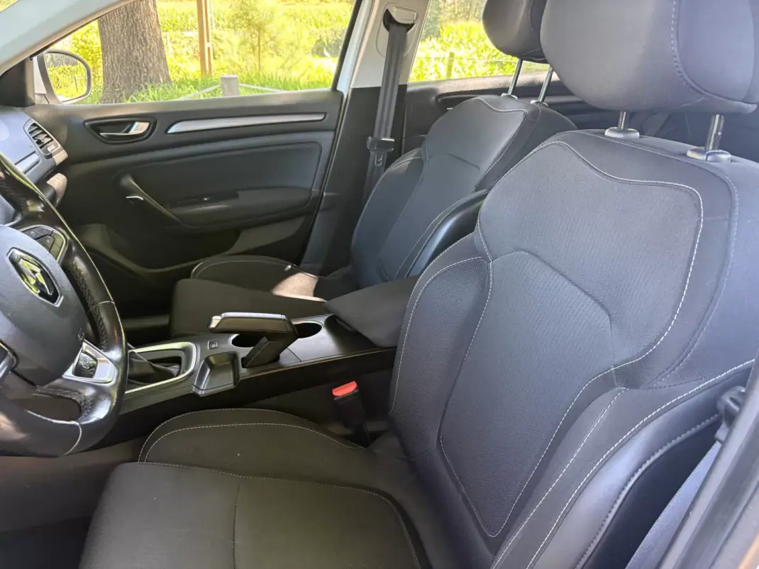 Renault Mégane 2022 - 17500 EUR, 149000 km - 149000km - foto 14 de 18