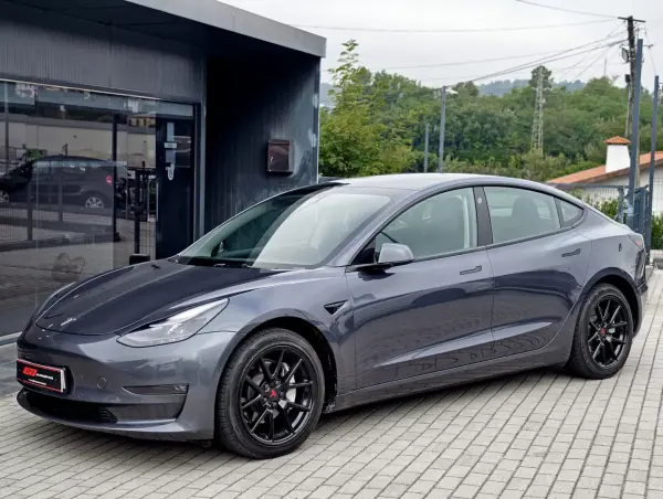 Tesla Model 3 2021 - 27500 EUR, 87000 km - AUTO.MOTO.pt - 87000km - foto 3 de 16