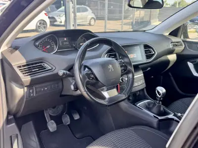 Peugeot 308 SW 2018 - 9990 EUR, 210000 km - AUTO.MOTO.pt - 210000km - foto 8 de 17