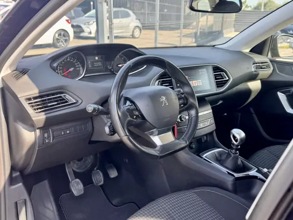 Peugeot 308 SW 2018 - 9990 EUR, 210000 km - AUTO.MOTO.pt - 210000km - foto 8 de 17