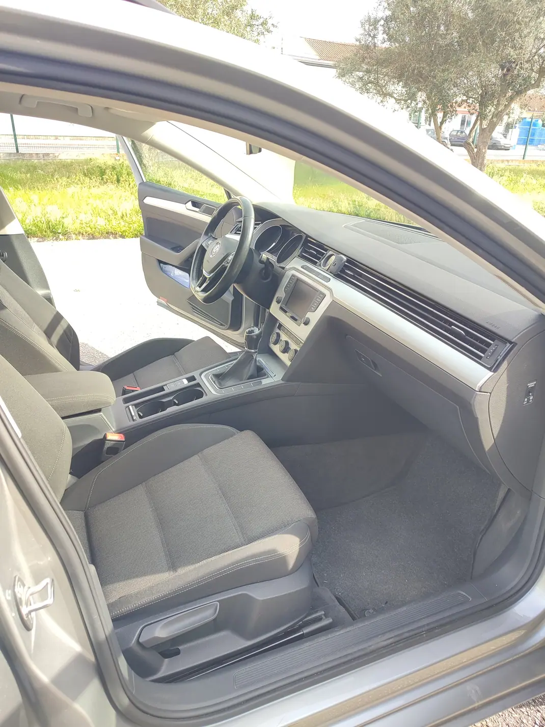 Volkswagen Passat Variant 2015 - 13750 EUR, 203000 km - AUTO.MOTO.pt - 203000km - foto 9 de 18