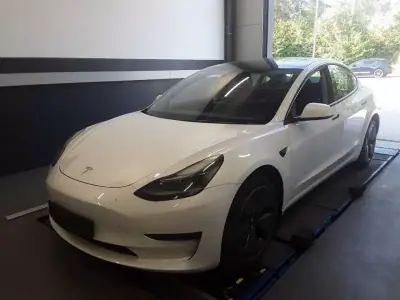 Tesla Model 3 2023 - 30900 EUR, 84802 km - foto 1 de 13