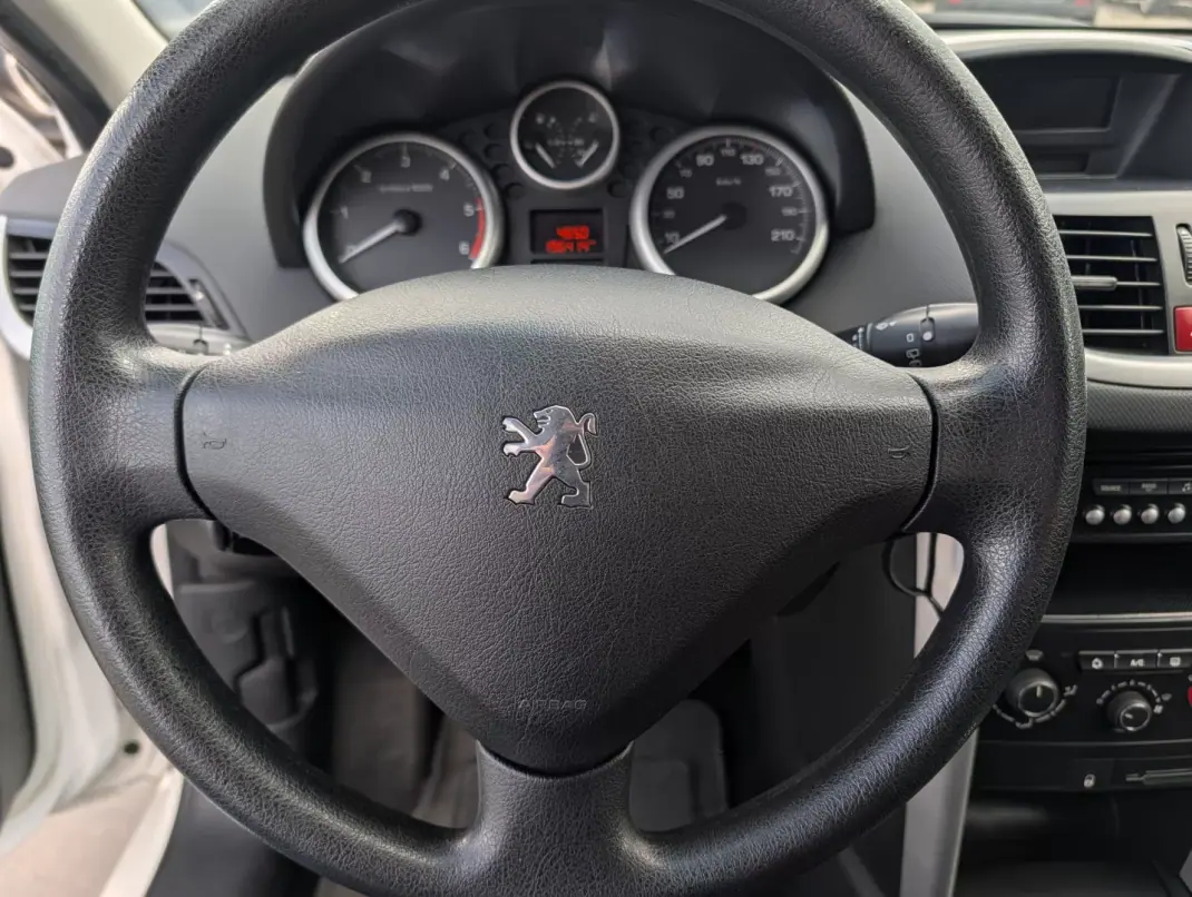 Peugeot 207 2011 - 4250 EUR, 196414 km - AUTO.MOTO.pt - 196414km - foto 14 de 16