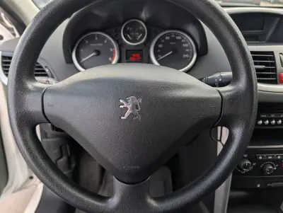 Peugeot 207 2011 - 4250 EUR, 196414 km - AUTO.MOTO.pt - 196414km - foto 14 de 16