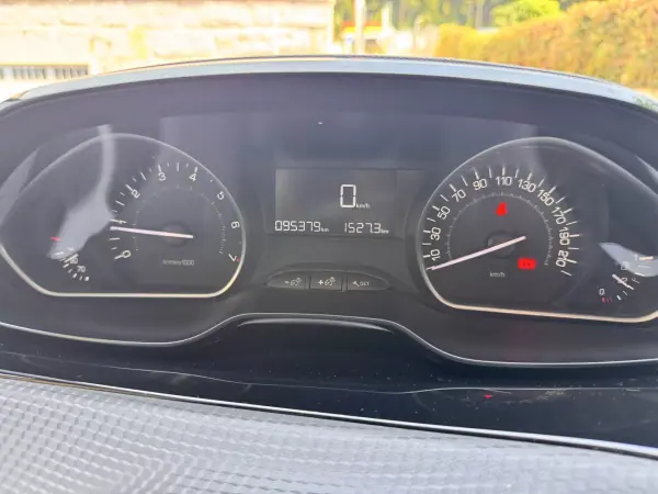 Peugeot 208 2018 - 9500 EUR, 95379 km - AUTO.MOTO.pt - 95379km - foto 10 de 22