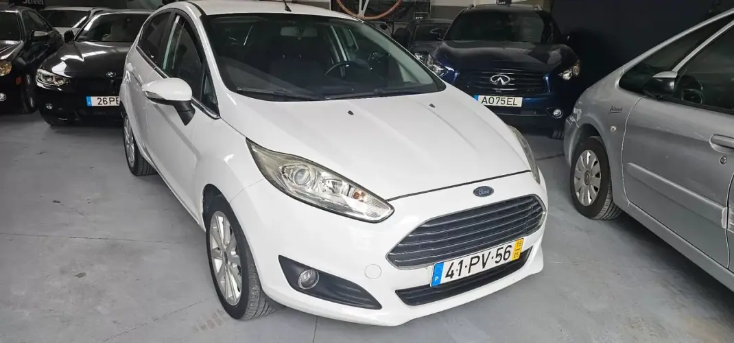 Ford Fiesta 2015 - 6990 EUR, 185000 km - AUTO.MOTO.pt - 185000km - foto 5 de 17