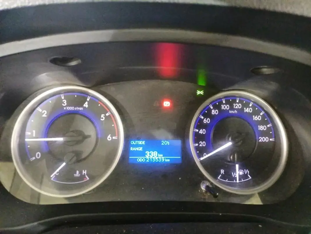 Toyota HILUX 2.4 D-4D 4WD CE 3 L CH 2020 - 23900 EUR, 213539 km - AUTO.MOTO.pt - 213539km - foto 4 de 6