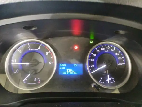Toyota HILUX 2.4 D-4D 4WD CE 3 L CH 2020 - 23900 EUR, 213539 km - AUTO.MOTO.pt - 213539km - foto 4 de 6