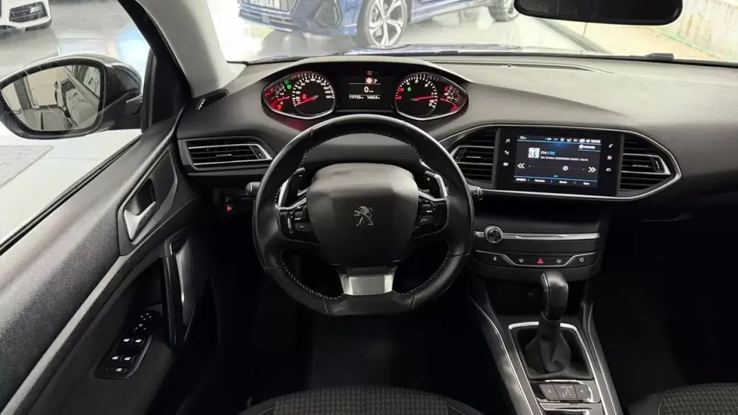 Peugeot 308 2019 - 15990 EUR, 117723 km - AUTO.MOTO.pt - 117723km - foto 10 de 23