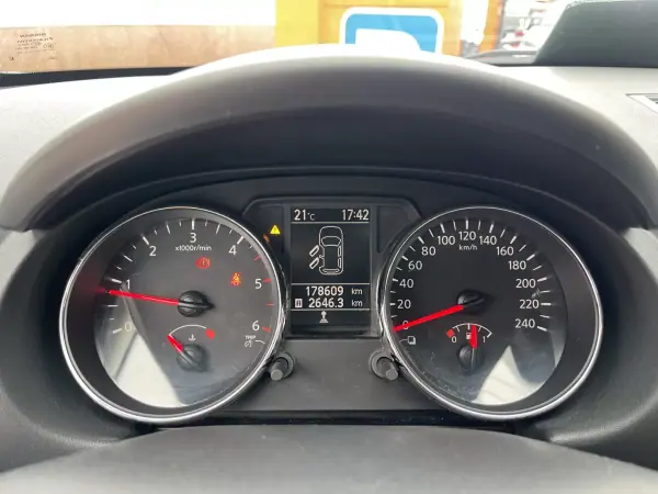 Nissan Qashqai 2011 - 10950 EUR, 178609 km - AUTO.MOTO.pt - 178609km - foto 11 de 12