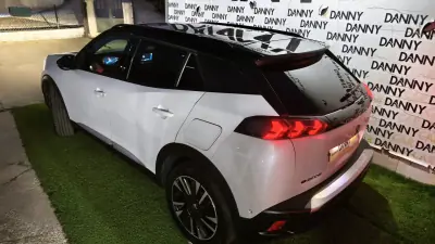 Peugeot e-2008 2021 — foto 4 de 18