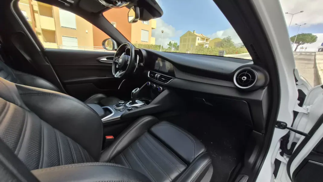 Alfa Romeo Giulia 2022 - 37480 EUR, 65000 km - AUTO.MOTO.pt - 65000km - foto 3 de 19