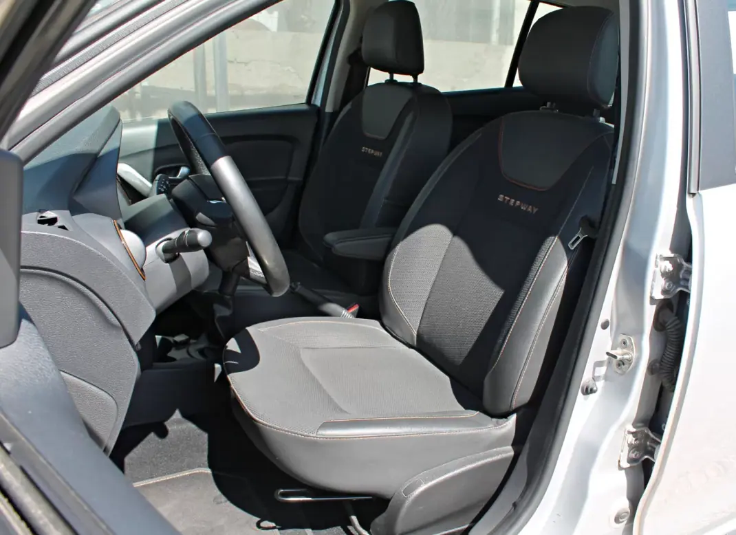 Dacia Sandero 2018 - 10400 EUR, 35110 km - AUTO.MOTO.pt - 35110km - foto 9 de 24