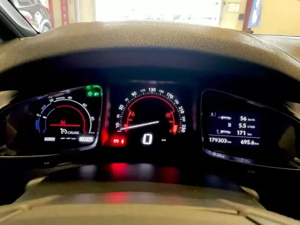 Citroën DS5 2013 - 10900 EUR, 179480 km - AUTO.MOTO.pt - 179480km - foto 8 de 11
