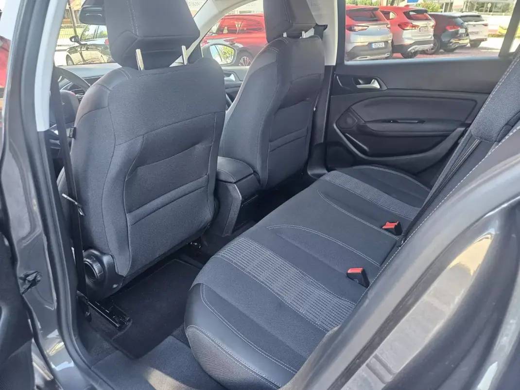 Peugeot 308 2018 - 13200 EUR, 61900 km - 61900km - foto 18 de 37