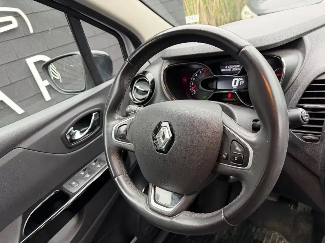 Renault Captur 2016 - 10890 EUR, 122412 km - AUTO.MOTO.pt - 122412km - foto 5 de 11