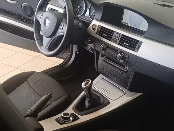 BMW 320 2010 - 12390 EUR, 171728 km - AUTO.MOTO.pt - 171728km - foto 6 de 12