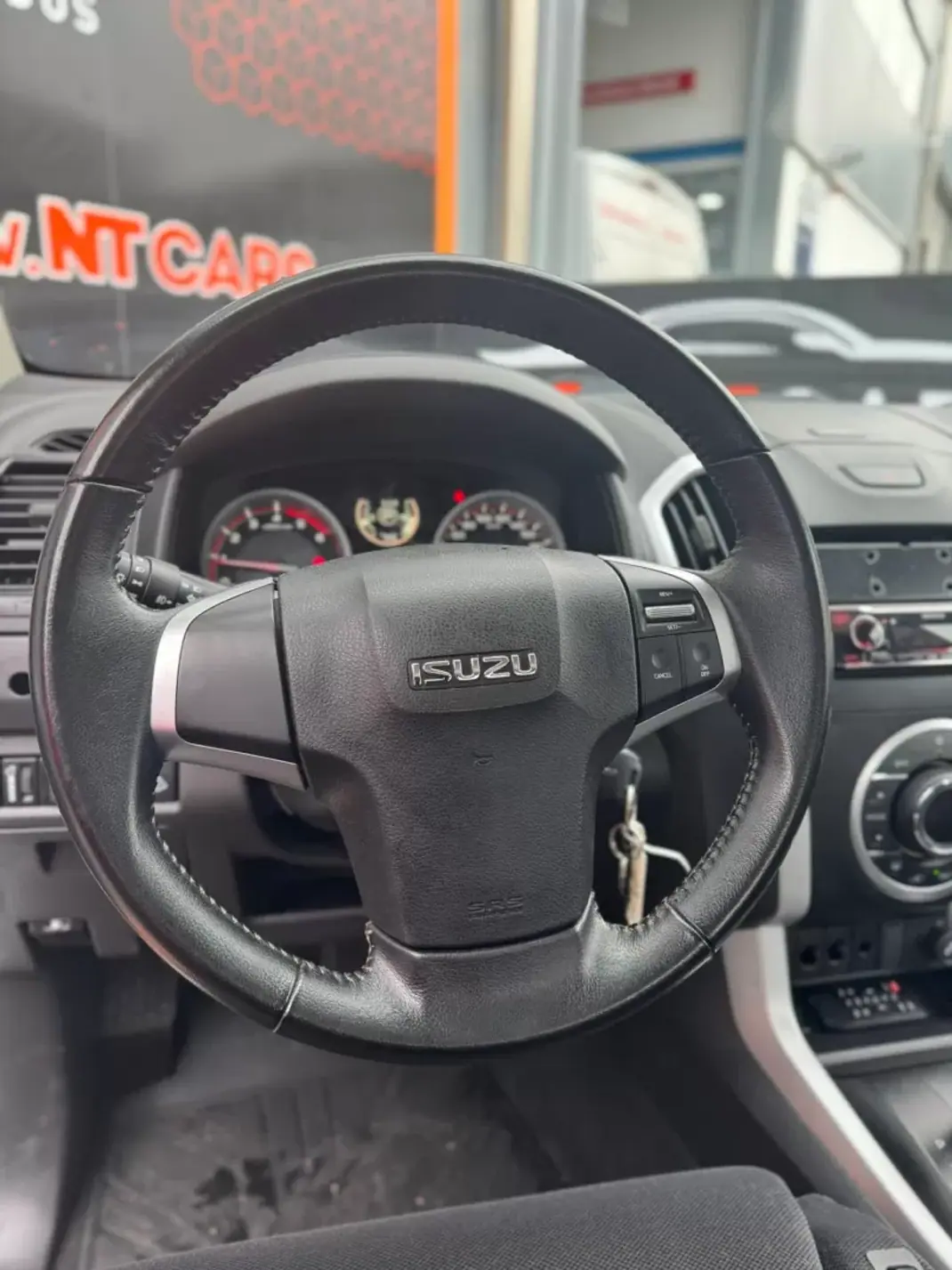 Isuzu 2019 - 21900 EUR, 171159 km - AUTO.MOTO.pt - 171159km - foto 3 de 12