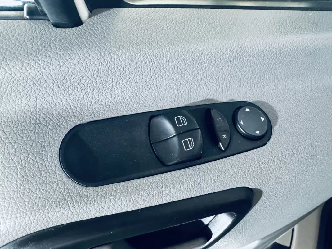 Mercedes-Benz Sprinter 2015 - 15990 EUR, 231751 km - 231751km - foto 27 de 32