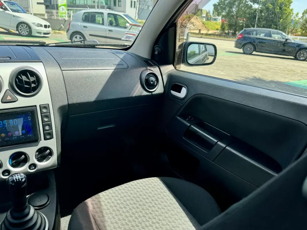 Ford Fusion 2004 - 3950 EUR, 135000 km - AUTO.MOTO.pt - 135000km - foto 13 de 20