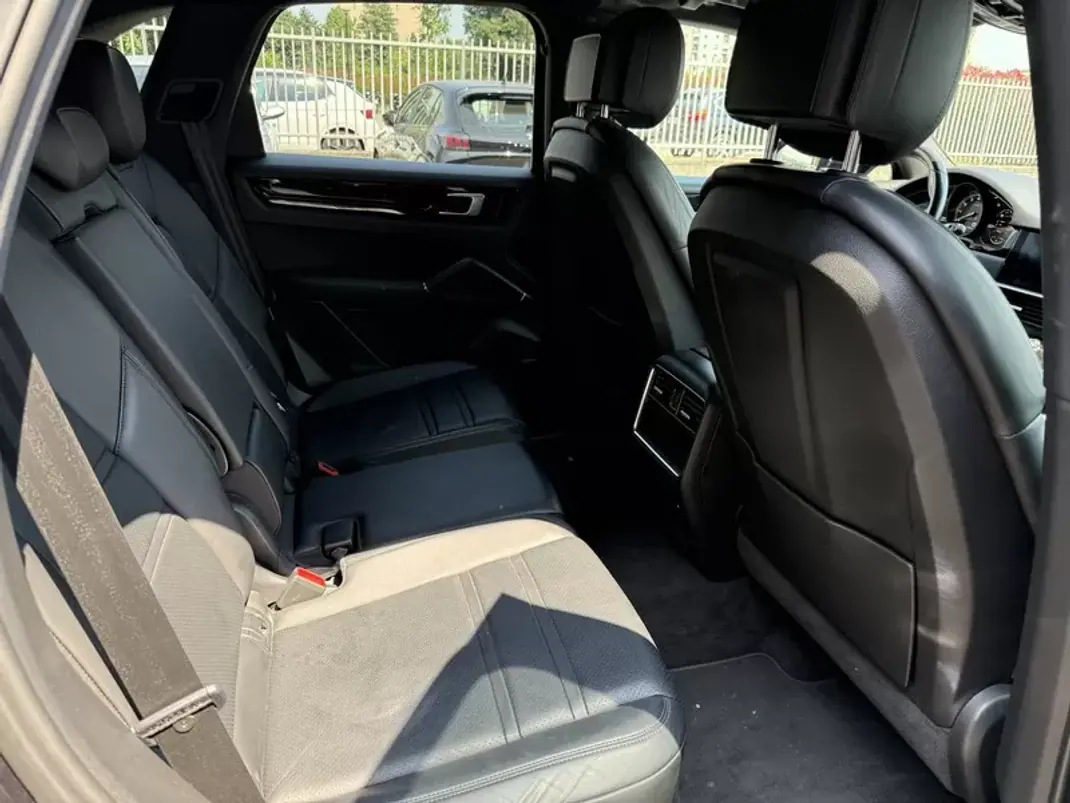 Porsche Cayenne 2018 - 67000 EUR, 139000 km - 139000km - foto 4 de 4