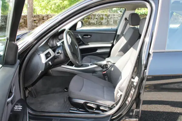 BMW 318 2010 - 10000 EUR, 254000 km - 254000km - foto 16 de 35