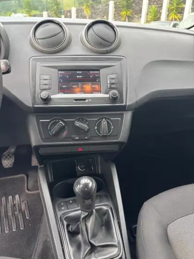 SEAT Ibiza 2016 - 10490 EUR, 93800 km - AUTO.MOTO.pt - 93800km - foto 9 de 11