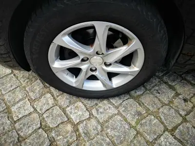 Peugeot 208 2014 - 7750 EUR, 96000 km - AUTO.MOTO.pt - 96000km - foto 22 de 29