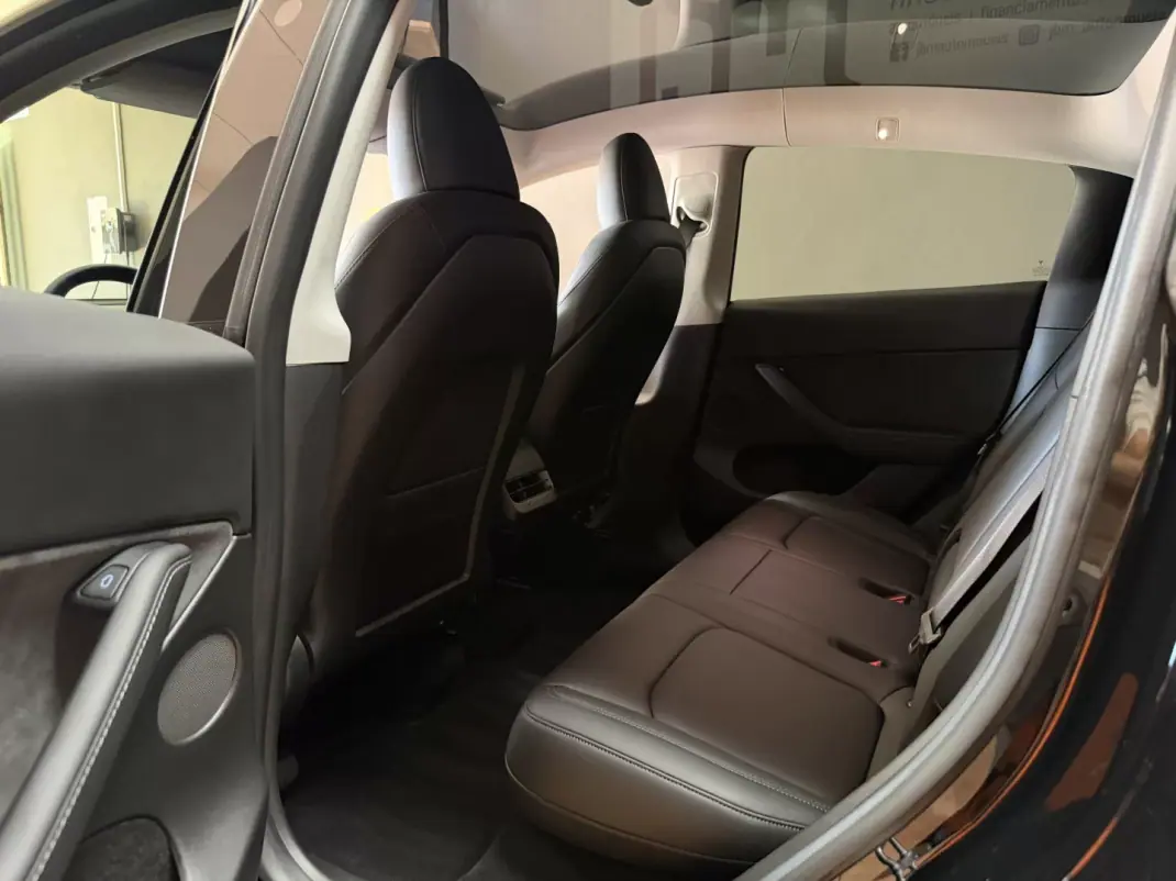 Tesla Model Y 2023 - 36500 EUR, 16200 km - 16200km - foto 12 de 15