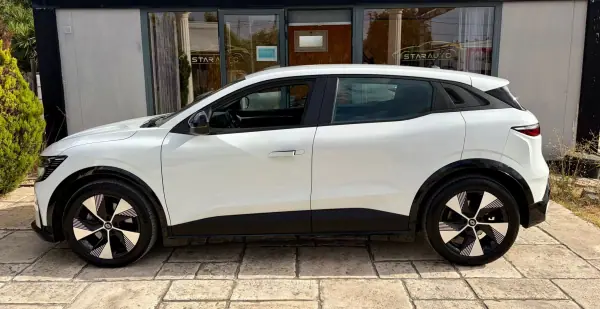Renault Mégane E-Tech 2023 - 21990 EUR, 35718 km - AUTO.MOTO.pt - 35718km - foto 18 de 18