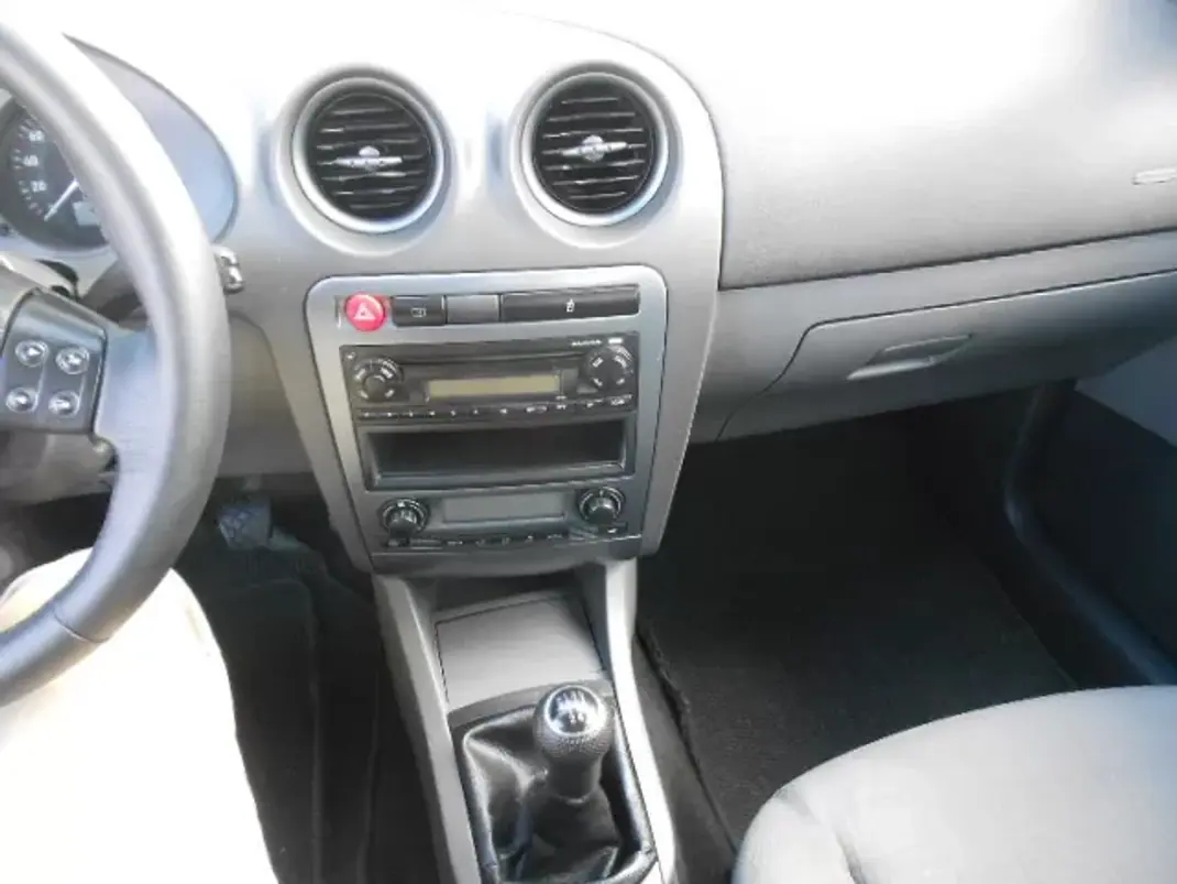 SEAT Ibiza 2007 - 6900 EUR, 262599 km - AUTO.MOTO.pt - 262599km - foto 10 de 11