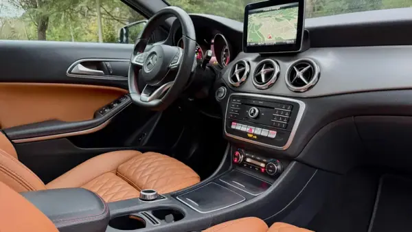 Mercedes-Benz GLA 180 2020 - 25750 EUR, 160000 km - AUTO.MOTO.pt - 160000km - foto 10 de 23