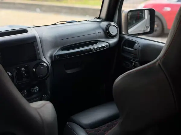 Jeep Wrangler Unlimited 2014 - 78500 EUR, 95000 km - 95000km - foto 27 de 31